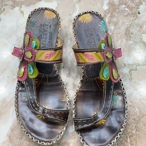 Beautifully crafted L’Artiste leather sandals with stitching.
